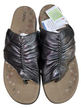 NWT Taos Footwear Gift 2 model Iridescent Pewter Ruched Toe-Loop Sandals